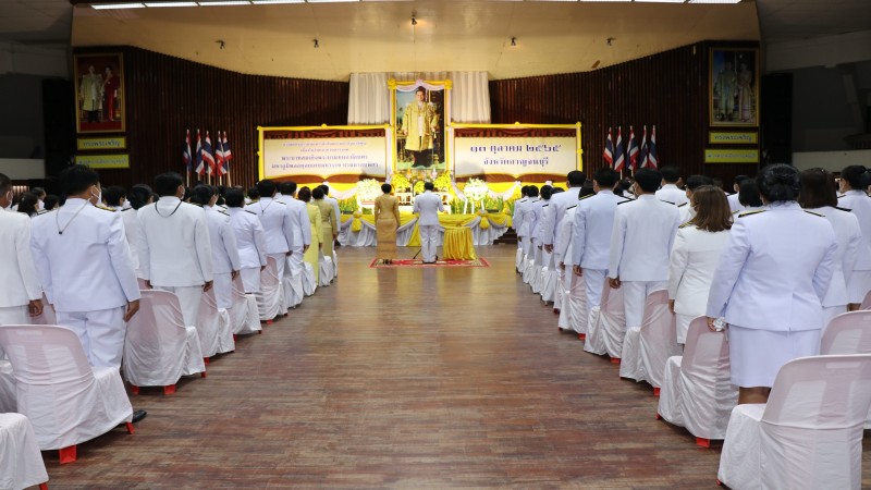 ผู้ว่าฯกาญจนบุรี ประกอบพิธีวางพวงมาลา เนื่องในวันคล้ายวันสวรรคตรัชกาลที่9