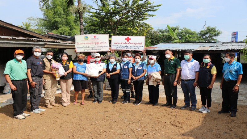 กาชาดจังหวัดกาญจนบุรี นำถุงยังชีพไปมอบให้แก่ผู้ประสบอุทกภัยน้ำท่วม เพื่อช่วยบรรเทาความเดือดร้อน