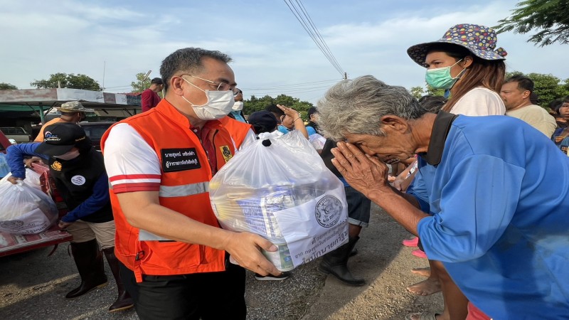 สำนักนายกรัฐมนตรี ส่งถุงยังชีพช่วยเหลือผู้ประสบอุทกภัยในพื้นที่จังหวัดสิงห์บุรี