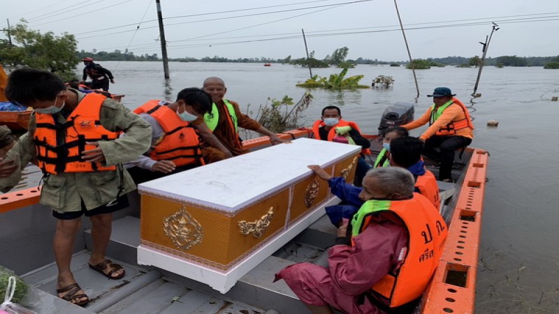 สุดเศร้า ! ญาติขนศพ "พระมรณภาพ" ฝ่าน้ำท่วมกลับไปบำเพ็ญกุศลที่บ้าน หลังวัดจมบาดาล