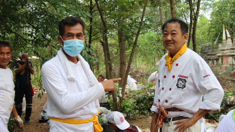 "สมาคมกู้ภัยบ่อพลอย" จัดพิธีมหากุศลเก็บศพไร้ญาติล้างป่าช้า พบร่าง "อดีตเจ้าอาวาสวัด" ฝังมานานหลายสิบปี ไม่เน่าเปี่อย