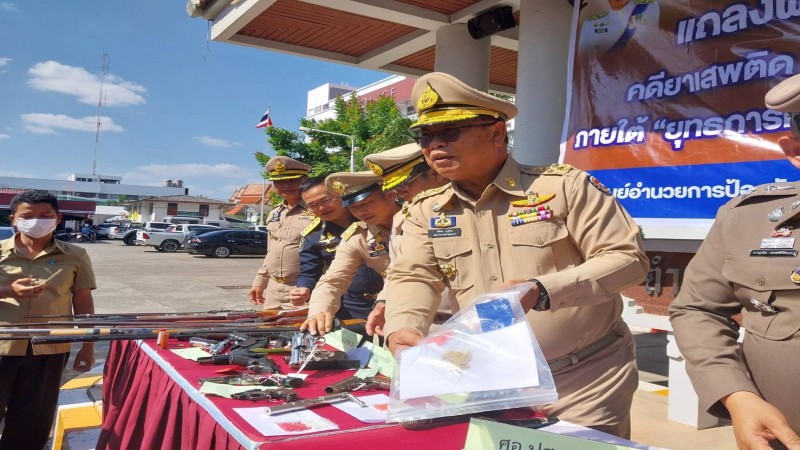 ผู้ว่าฯ เมืองช้าง ร่วมผู้การตำรวจภูธรจังหวัด แถลงผลการจับกุมเครือข่ายคดียาเสพติด ตามยุทธการ "คชสารขจัดสิ้นยาเสพติด"