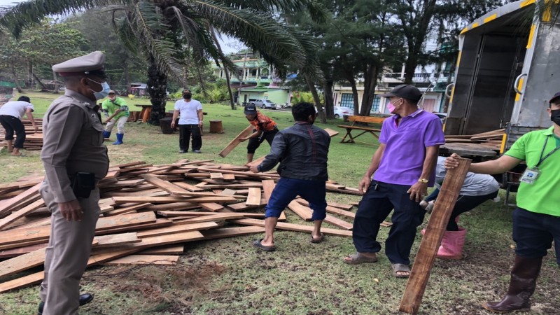 สภ.ปากน้ำชุมพร เทศบาลหาดทรายรี กำนัน ต.หาดทรายรี CHR บ.ซีเฟรซ เร่งขนย้ายเศษไม้ยางออกจากชายหาด