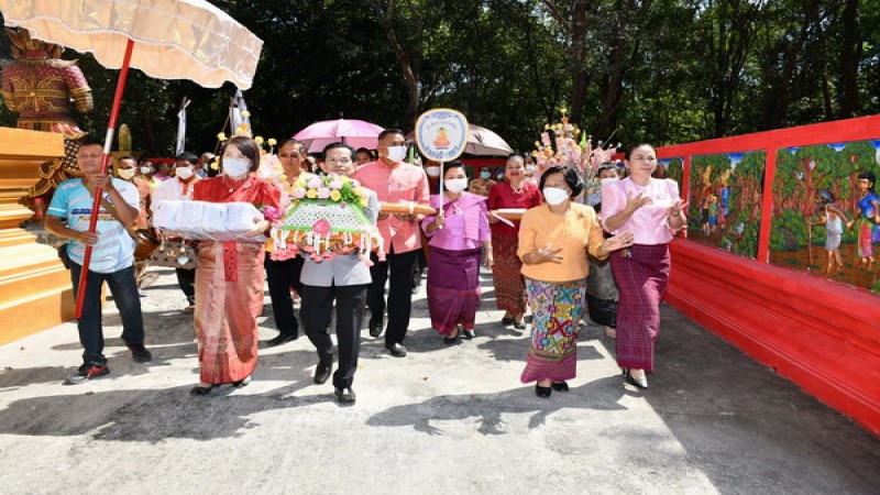 สพป.ศรีสะเกษ เขต 1 จัดพิธีทอดกฐินสามัคคี เพื่อสมทบทุนสร้างศาลาการเปรียญวัดกลางสุนทราวาส ได้เงิน 286,657.25 บาท