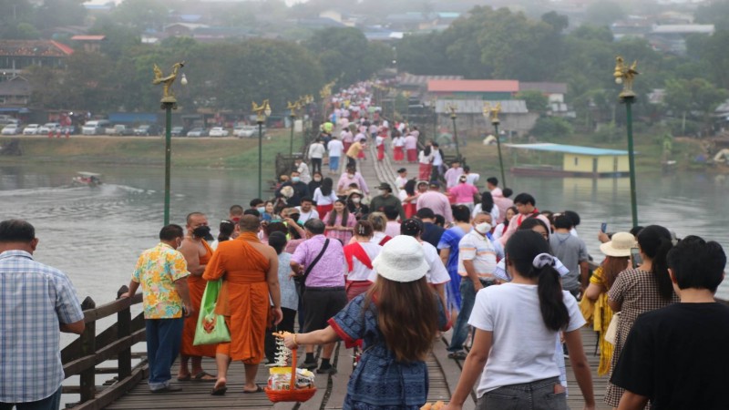 ท่องเทียวสังขละบุรี เข้าสู่สภาพปกตินักท่องเที่ยวกลับมาแน่นสะพานฯ ขณะกิจกรรมอบรมเด็กบนสะพานฯ เริ่มแล้ว