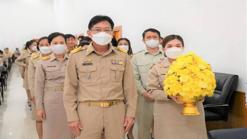 สสจ.กาญจน์ วางพานพุ่มวันพระบิดาแห่งฝนหลวง และส่งมอบการถ่ายโอนภารกิจสถานีอนามัยเฉลิมพระเกียรติ 60 พรรษา นวมินทราชินี