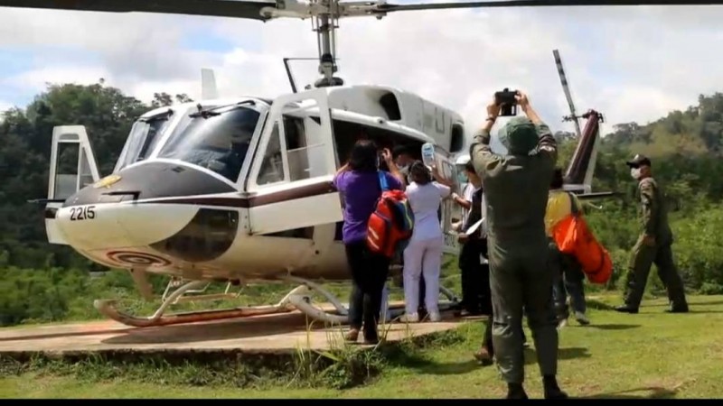 "เฮลิคอปเตอร์" เร่งลำเลียงสิ่งของส่งฐานแนวชายแดน ให้ หน่วย ตชด.และครูที่ประจำการในเขตทุ่งใหญ่