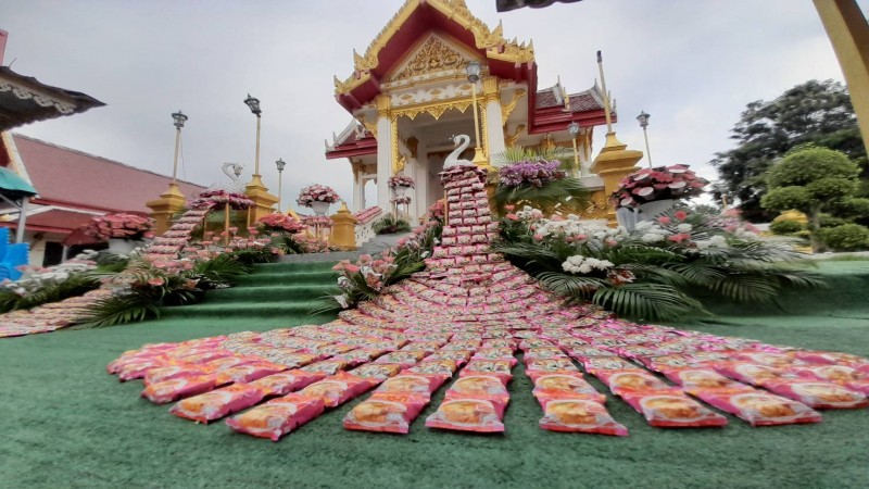 เจ้าภาพปิ้งไอเดีย ! "ปลัดอำเภอ" นำบะหมี่กิ่งสำเร็จรูปกว่า 3,000 ซองมาจัดเป็นช่อรูปนกยูงแทนดอกไม้สด