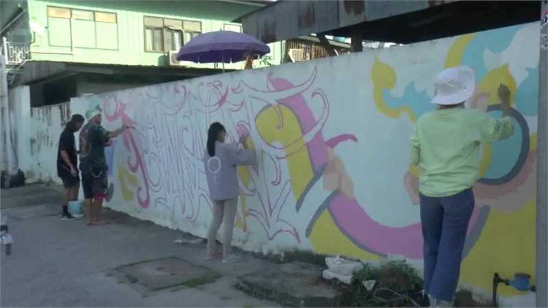 "ศิลปินอิสระ" เนรมิตกำแพงเก่า เป็นงานศิลปะสตรีทอาร์ท