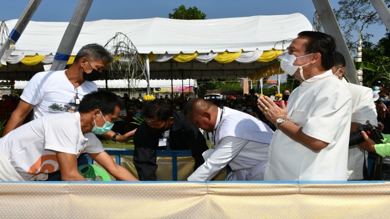 รอง ผวจ.สิงห์บุรี ร่วมพิธีอัญเชิญพระบุษบกและพระบรมสารีริธาตุบรรจุลงในส่วนเศียรและเทหล่อส่วนเศียรของหลวงปู่ทวดขนาดใหญ่ที่สุดของจังหวัด