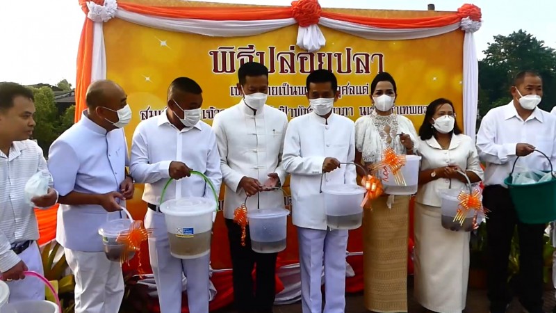 พสกนิกรชาวชุมพร ร่วมทำบุญตักบาตรและปล่อยปลา เพื่อถวายพระพรแด่ พระองค์ภาฯ