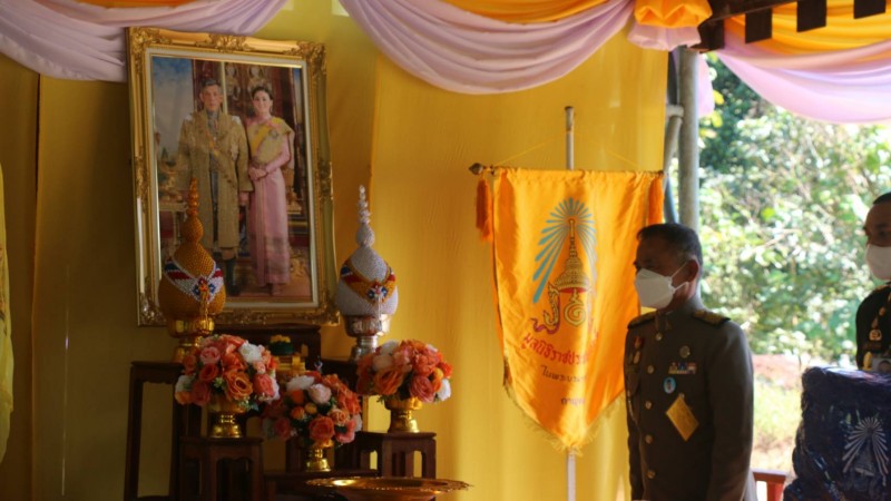 องคมนตรี เชิญผ้าห่มพระราชทาน ไปมอบแก่ผู้ประสบภัยหนาวในพื้นที่จังหวัดกาญจนบุรี