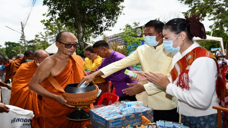 หลวงพ่อพุุฒเชิญร่วมพิธีทำบุญตักบาตร 2 ชาติไทย กัมพูชา ที่ช่องสะงำ เพื่อเชื่อมสัมพันธไมตรีระหว่าง 2 ชาติให้แน่นแฟ้นยิ่งขึ้นกว่าเดิม