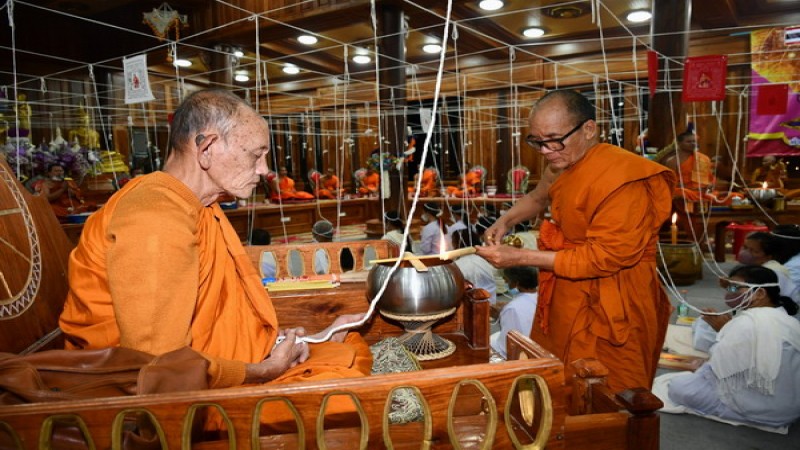 พระครูโกศลสิกขกิจนำคณะสงฆ์ นายอำเภอ 2 ชาติ สวดมนต์ข้ามปีถวายเป็นพระราชกุศลแด่พระองค์ภา เพื่อขอให้ทรงหายจากพระอาการประชวรโดยเร็ว