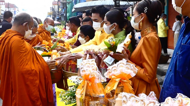 ชาวชุมพรร่วมบุญตักบาตรอย่างคึกคักปีใหม่ 2566