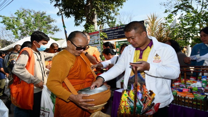 หลวงพ่อพุฒให้พรปีใหม่ขับขี่ปลอดภัยตักบาตรถวายพระราชกุศลแด่พระองค์ภา