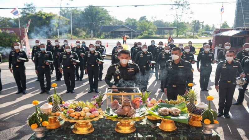 พันเอกภคพล มีทิพย์ นำกำลังพลประกอบพิธีบวงสรวงถวายราชสักการะศาลสมเด็จพระนเรศวรมหาราช เนื่องในวันยุทธหัตถี และวันกองทัพไทย