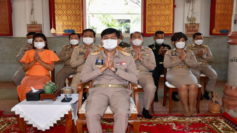 "ผู้ว่าฯศรีสะเกษ" นำพุทธศาสนิกชนร่วมพิธีเจริญพระพุทธมนต์ถวายพระพรชัยมงคล ทำบุญตักบาตร ถวายภัตตาหารเพล โครงการบรรพชาอุปสมบทหมู่ 99 รูป