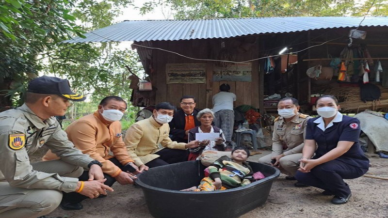 พ่อเมืองศรีสะเกษ ห่วงใยโอบอุ้มช่วยเหลือเด็กพิการ ต้องอาศัยเลี้ยงดูแลใส่กะละมังพลาสติก