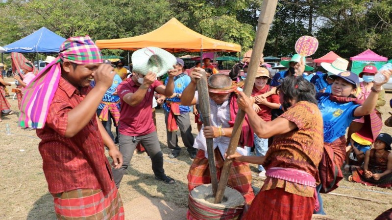 สุรินทร์ สีสันแข่งขันตำข้าวลีลา สุดมันส์ ผู้ลงแข่ง-กองเชียร์ โชว์ลีลาแดนซ์สุดเหวี่ยง