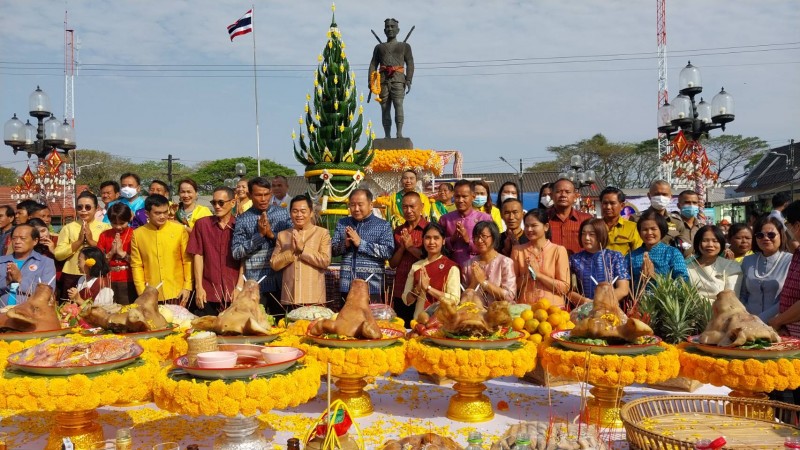 ชาว อ.ศีขรภูมิ ประกอบพิธีบวงสรวง หลวงไชยสุริยง เจ้าเมืองคนแรก ยิ่งใหญ่อลังการ