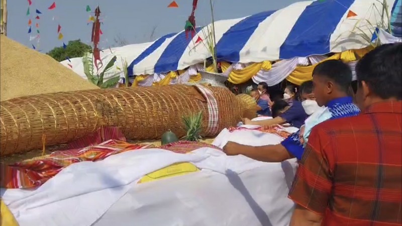 นายอำเภอศีขรภูมิ นำข้าราชการ พร้อมประชาชน “ทำบุญกุ้มข้าวใหญ่ศีขรภูมิ” สืบสานประเพณี บุญเดือนสาม ฮิต12 คลอง14 บูชาพระแม่โพสพ