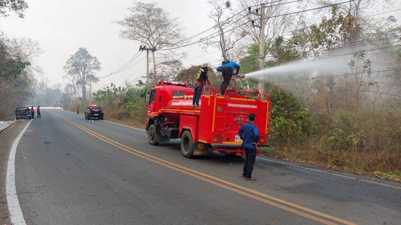 เริ่มรุนแรง ! "ไฟป่า" ลามไหม้สายไฟฟ้าแรงสูง ทำ 2 ตำบล อ.ศรีสวัสดิ์ ไฟดับ จนท.เร่งแก้ไข