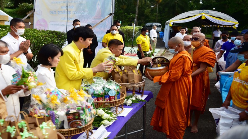 นราธิวาส จัดกิจกรรมทำบุญตักบาตรและพิธีเวียนเทียนรอบฐานองค์พระพุทธทักษิณมิ่งมงคล เนื่องในวันมาฆบูชา