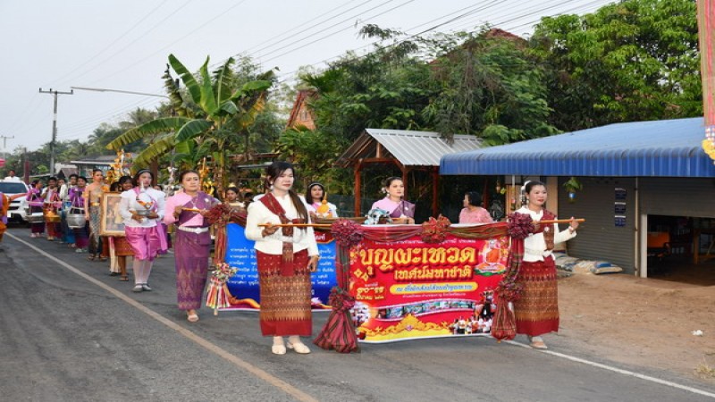 พระครูธรรมธรสมพล นำชาวบ้านสวนป่าขุนหาญ แห่พระเวสสันดรออกจากป่าอย่างยิ่งใหญ่