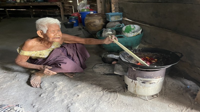 คุณยายวัย 79 ปี ใช้ชีวิตด้วยความยากลำบาก ยังชีพด้วยเบี้ยผู้สูงอายุเดือนละ 800 บาท เก็บหมากแห้งขายพอได้ซื้อข้าวกินประทังชีวิต
