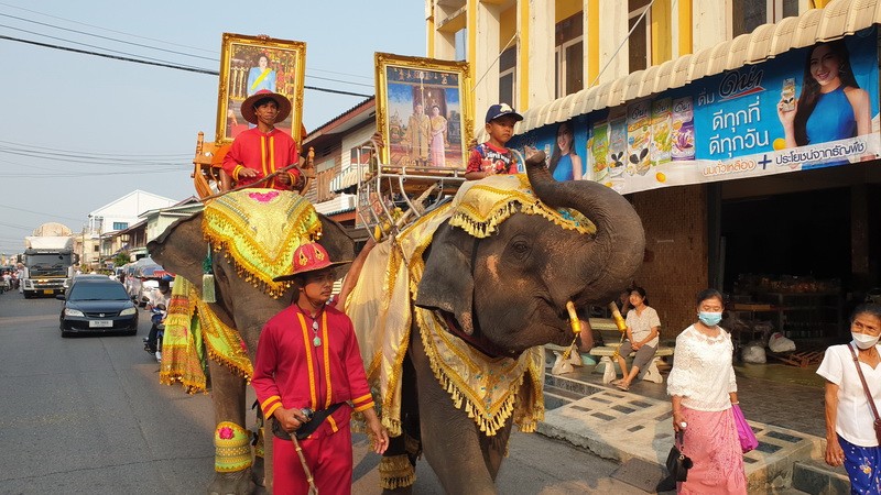 ชื่นชม ! "หนูน้อยวัย 4 ขวบ" ช่วยพ่อบังคับช้างนำขบวนแห่พระพุทธธรรมจักร