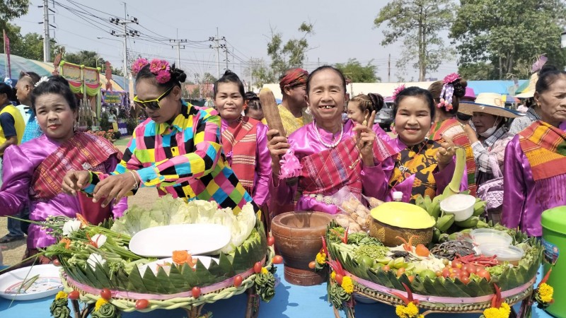 ตำให้สุดเหวี่ยง ! สีสันการแข่งขันส้มตำลีลาสุดมันส์ฮา ในงานเทศกาลของดีอำเภอรัตนบุรี และงานกาชาด ครั้งที่ 1