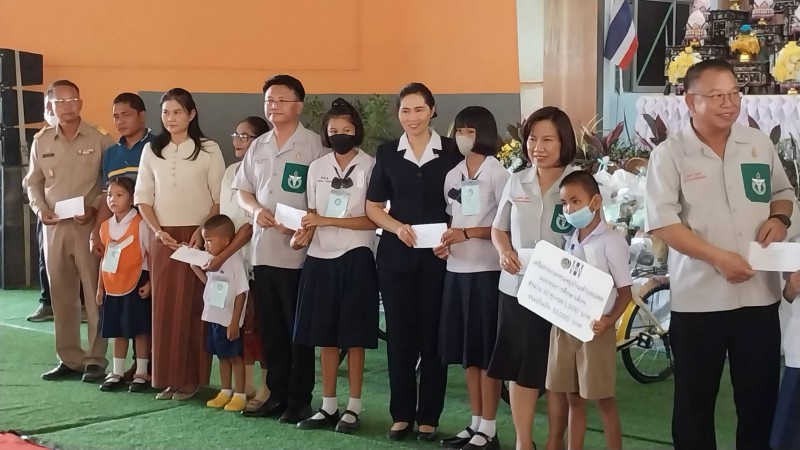 ผู้ว่าฯ สุรินทร์  เปิดโครงการสุรินทร์สร้างสุขสร้างรอยยิ้ม โครงการเหล่ากาชาดห่วงใยสร้างบ้านยากไร้และด้อยโอกาส