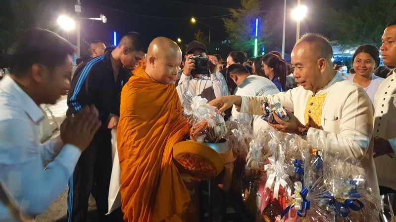 รองผู้ว่าฯ ประจวบ นำชาวพุทธร่วมทำบุญตักบาตรพระอุปคุตคืนเพ็ญพุธแรกของปี