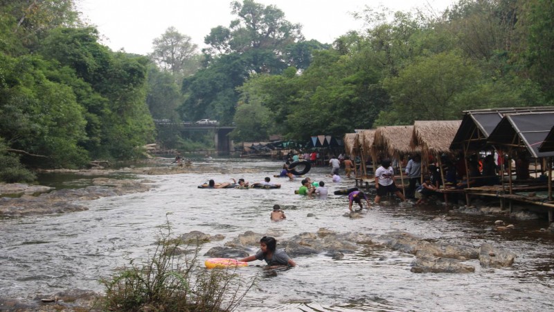 สภาพอากาศร้อนเกิน 40 องศาฯ ประชาชน และนักท่องเที่ยวแห่พักผ่อน เล่นน้ำคลายร้อน