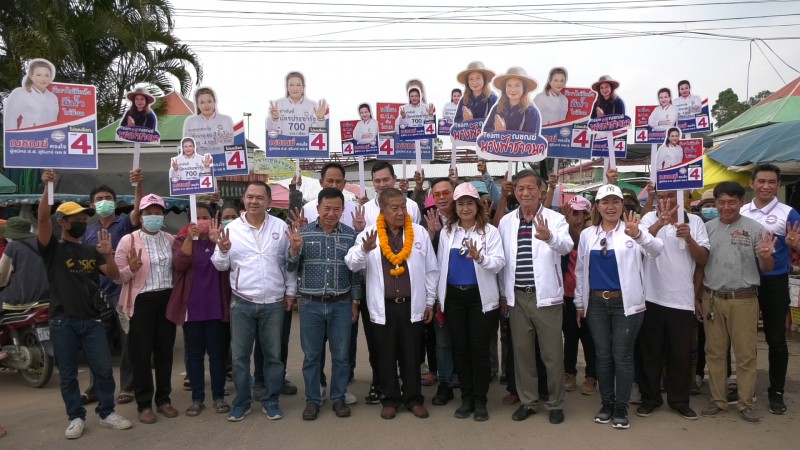 พลเอกธรรมรักษ์ ที่ปรึกษา หน.พรรคพลังประชารัฐ ลงพื้นที่ีเมืองช้าง ช่วยผู้สมัครหาเสียง เผยไม่หนักใจ เพราะนโยบายใหญ่ๆถูกใจประชาชน