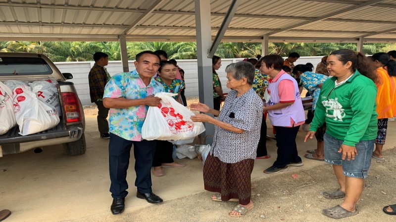 สร้างรอยยิ้มให้ผู้สูงอายุ! "อบต.เขาจ้าว" จัดแข่งขันเตะปี๊บโชว์พลังคนสูงวัย เทศกาลสงกรานต์ ปี 66