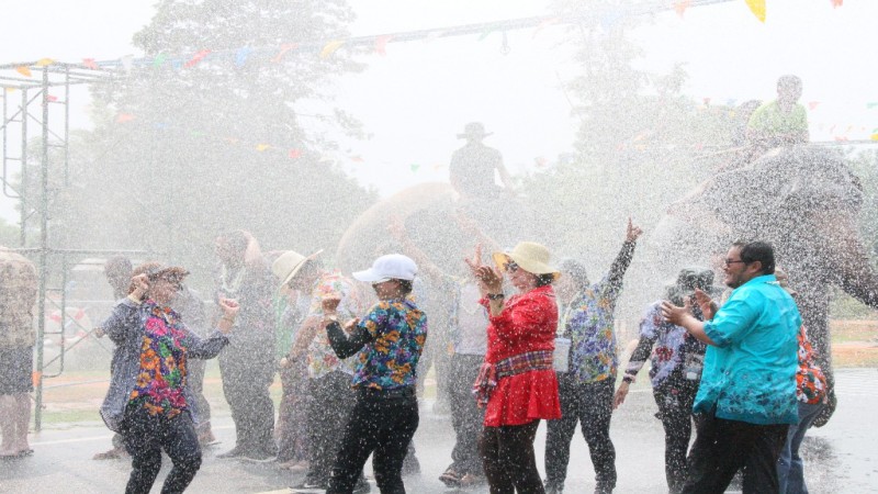 "โครงการคชอาณาจักร" จัดเทศกาลสงกรานต์เล่นน้ำกับช้าง หลังไม่ได้จัดงานมา 3 ปี