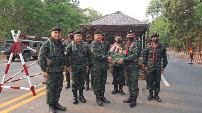 "ผบ.กองกำลังสุรนารี"   ตรวจเยี่ยมเจ้าหน้าที่ปฏิบัติงานตามแนวชายแดนและจุดตรวจช่วงเทศกาลสงกรานต์