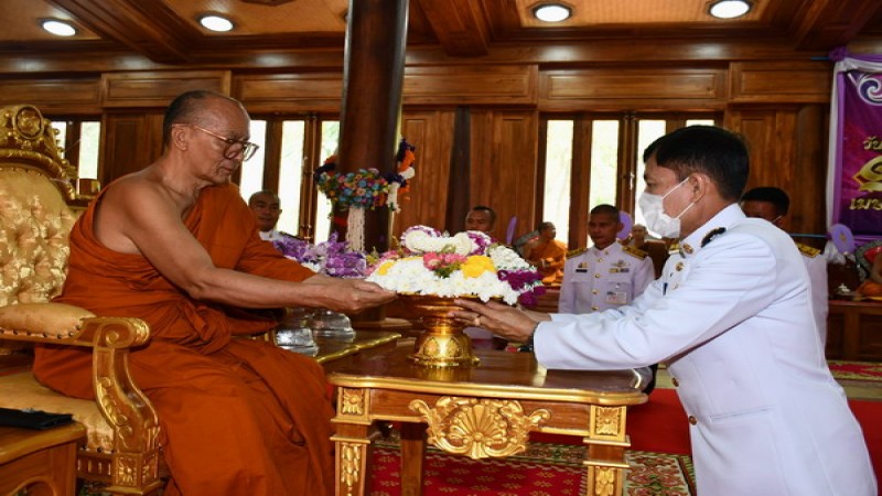 ศรีสะเกษ  พระเจ้าวรวงศ์เธอพระองค์เจ้าอทิตยาทรกิติคุณประทานพวงมาลัยดอกมะลิพร้อมน้ำอบไทยถวายแด่พระครูโกศลสิกขกิจเนื่องในโอกาสวันสงกรานต์