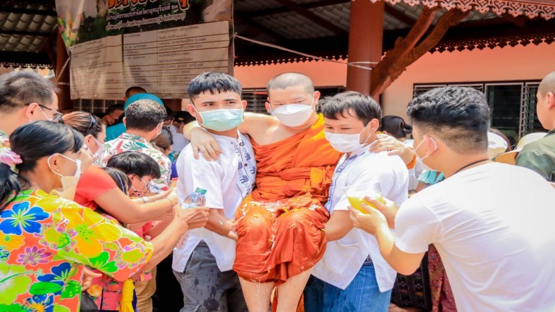 ชาวทองผาภูมิ ​ร่วมแห่สรงน้ำพระพุทธรูปทองคำและอุ้มพระสรงน้ำกันคึกคัก​ เนื่ิองในประเพณีวันสงกรานต์