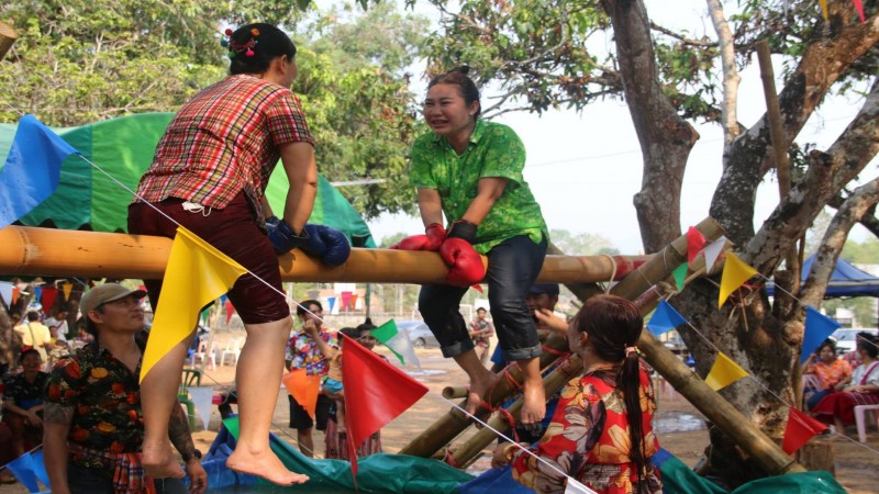 มวยทะเลสร้างสีสันต์ วันสุดท้ายสงกรานต์ ชาวไทยเชื้อสายกะเหรี่ยง พระเหยียบหลังไปสรงน้ำ