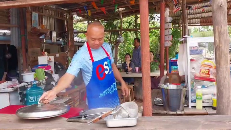 "ตำรวจน้ำดี" สู้ชีวิต เสร็จจากงานหลัก มาขายก๋วยเตี๋ยวและอาหารหน้าโรงพักหารายได้เข้าครอบครัว