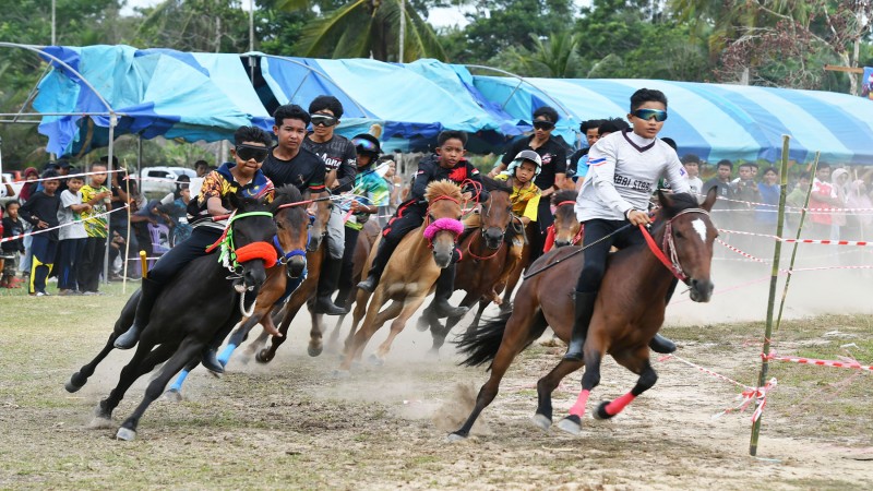 "ผู้ใหญ่บ้าน" จับมือร่วมชาวบ้าน จัดกิจกรรมกีฬาสร้างคน คนรักม้าท้าความเร็ว ต้านยาเสพติด ครั้งที่ 2 นราธิวาส