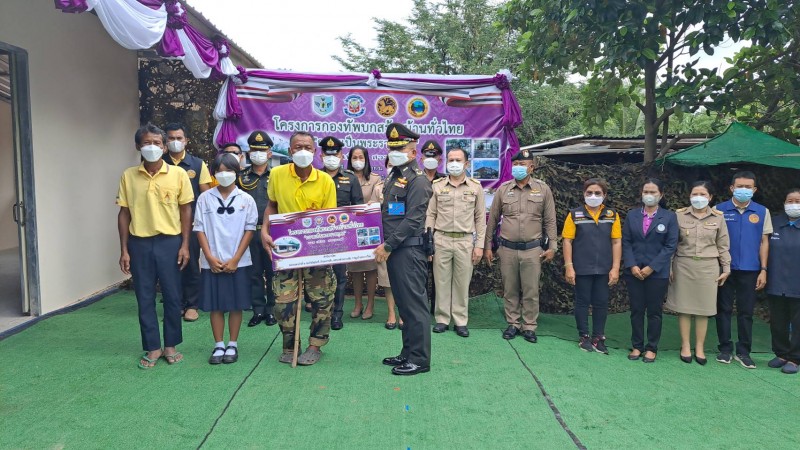 ผู้บัญชาการกองกำลังสุรนารี มอบบ้านโครงการ “กองทัพบกสร้างบ้านทั่วไทย ถวายเป็นพระราชกุศล ”