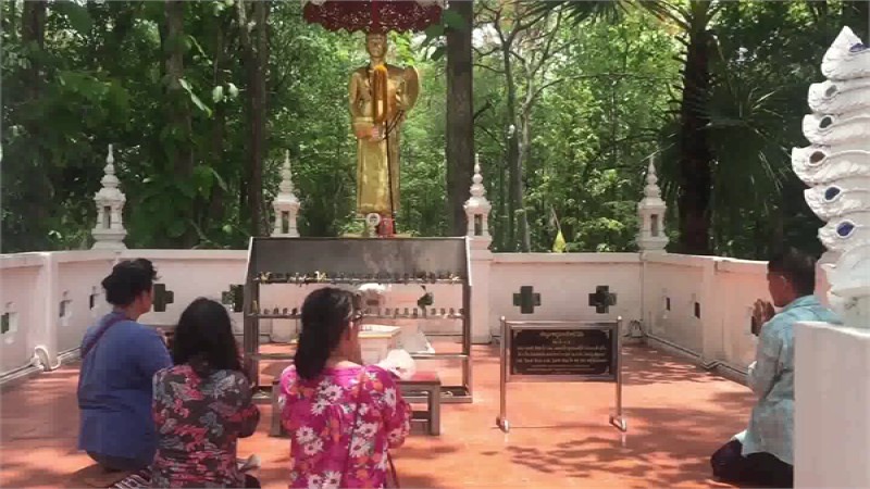  สาธุชนพะเยา สักการะรูปหล่อครูบาเจ้าศรีวิชัย วัดพระธาตุจอมทอง เนื่องในวันกำเนิดกล้ามเนื้อชาติตระการ 145 ปี