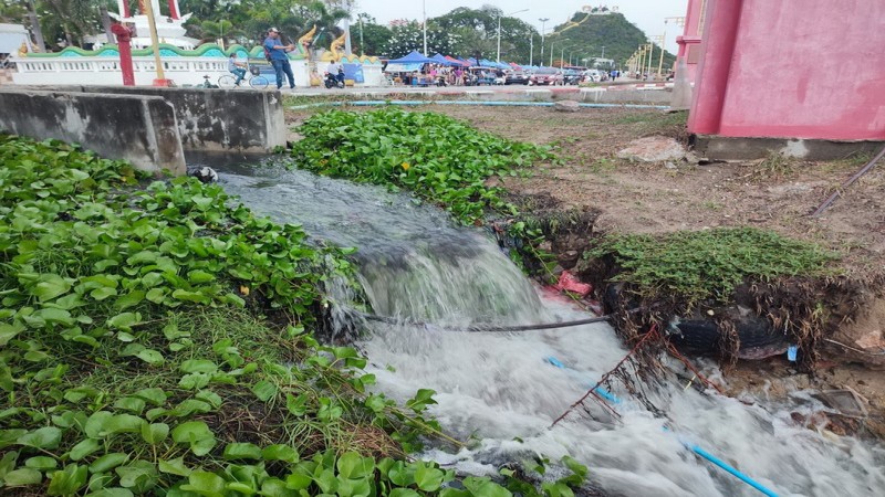 ประจวบฝนตก 20 นาที ! น้ำเสียจากชุมชนทะลักเหมือนน้ำตก ไหลลงหาดด้านข้างสะพานสราญวิถีแหล่งท่องเที่ยวชื่อดัง