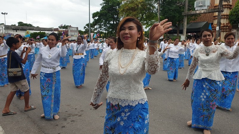 สวยงามพระราม 9 ! สตรีประจวบเกือบพันคน ร่วมใจสวมใส่ผ้าไทยรำถวายพระพันปีหลวง ในวันสตรีไทย ปี 66