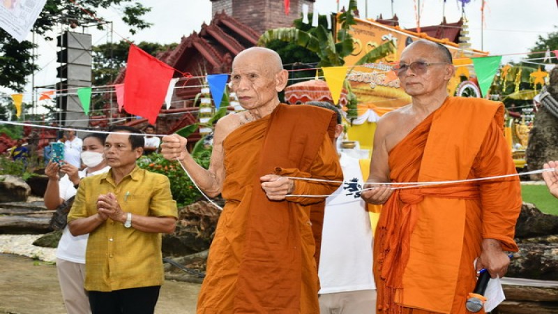 หลวงพ่อพุฒ-หลวงพ่อเทียนชัย ประกอบพิธีเททองหล่อรูปเหมือนหลวงปู่สรวงเท่าองค์จริง โดยได้รับความเมตตาจากที่ปรึกษาเจ้าคณะจังหวัดศรีสะเกษ (ธ.)