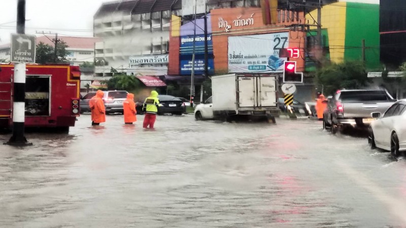 ฝนถล่มหนักทั่วจังหวัด ! เทศบาลเมืองกาฬสินธุ์กลายเป็นเมืองบาดาล รอการระบาย